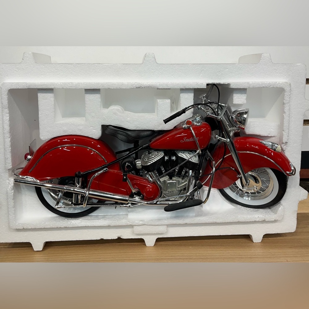 1948 Indian Chief die-cast motorcycle - Picture 6 of 11